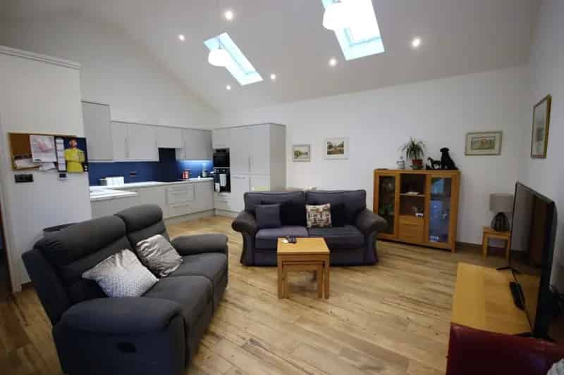 Spacious 2-Bed Bungalow Near Bellingdon Available August 2025