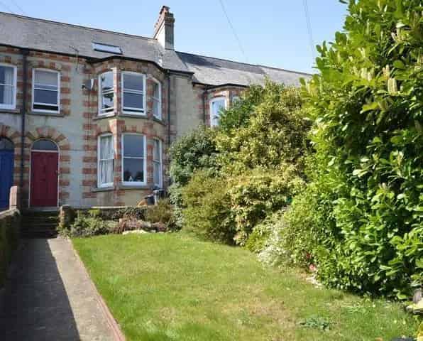2 Bedroom Semi Detached House To Rent