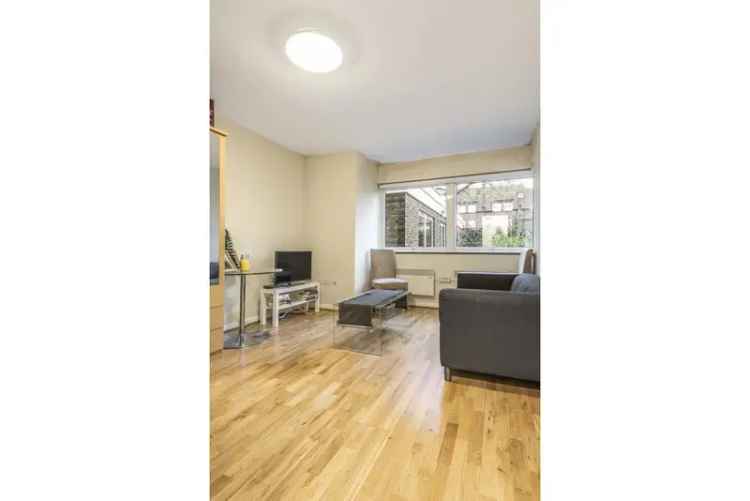 Spacious Studio Flat near Clapham Common Clapham South