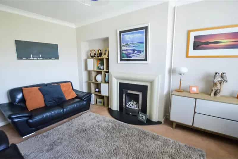 3 Bed Semi-Detached House with Garage and Garden