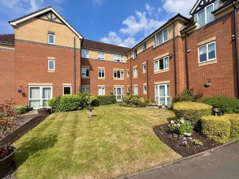 1 Bedroom Ground Floor Flat for Sale Near Amenities and Transport