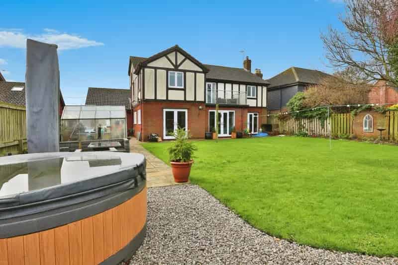 Modernised 4-Bedroom Family Home with Large Garden