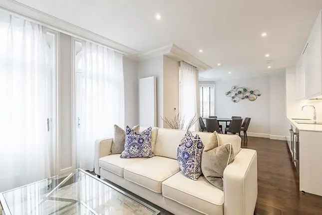 Flat to rent in Hamlet Gardens, Ravenscourt Park, London W6