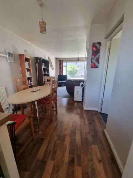 2 Double Bedroom House Near Train Station and Tesco
