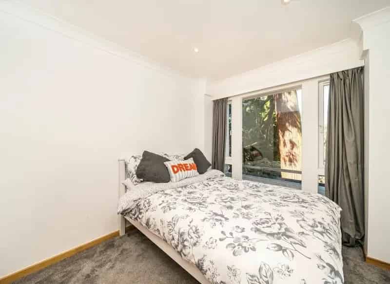 2-Bed Top Floor Apartment with Roof Terrace and Parking