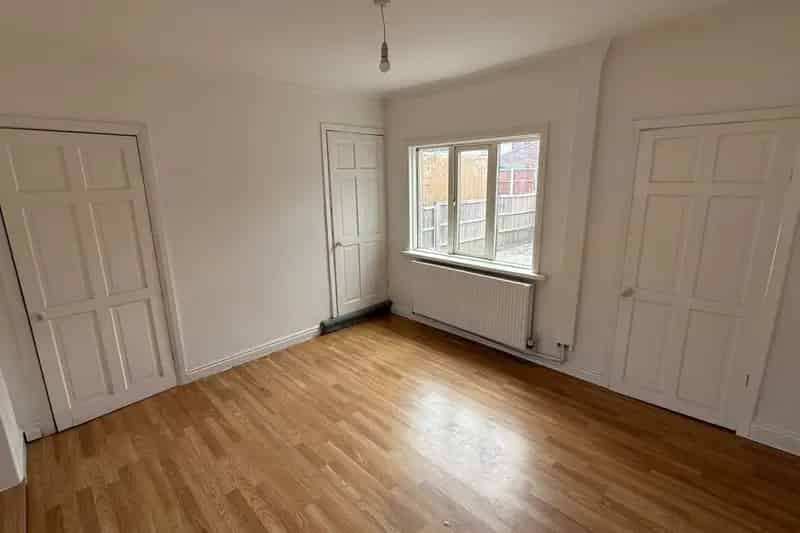 3-Bedroom Mid-Terraced Home Near M18 and M1 Motorways