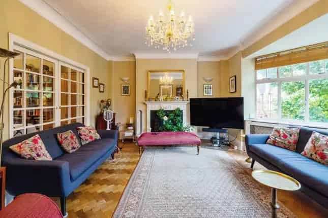 Flat for sale in Eton Avenue, London NW3