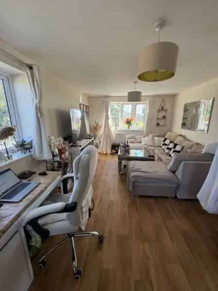 Modern Spacious One Bedroom Flat with Parking and Garden