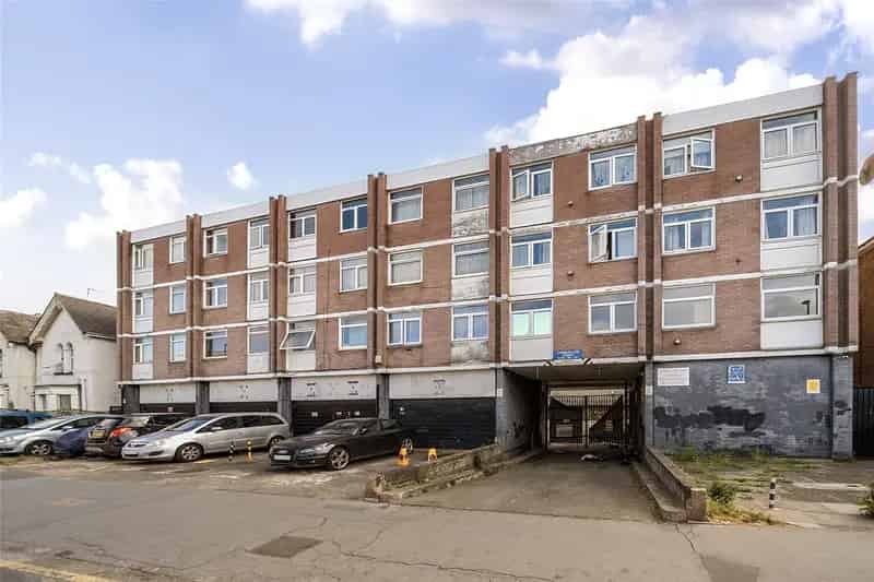 1 Bedroom Flat for Sale Near Train Station