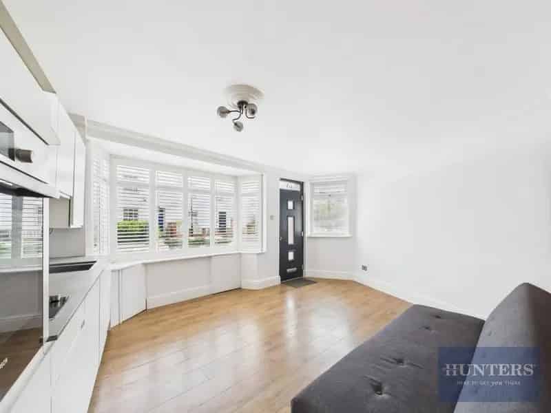 1 Bedroom Apartment Cheltenham Suffolks Share Freehold