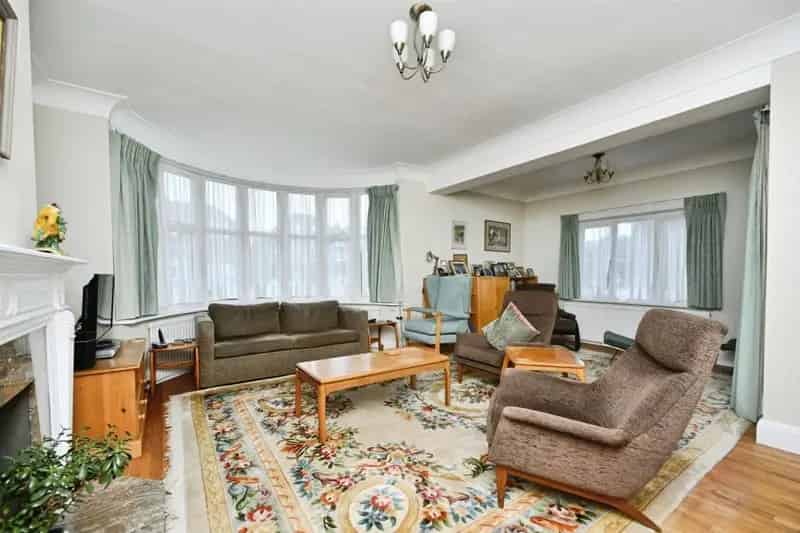 Elegant 5-Bedroom Detached Home in Varndean Gardens