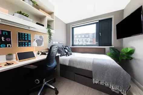 17.95m2 En Suite Bedroom in 65m² 2-Bedroom Cardiff Flat