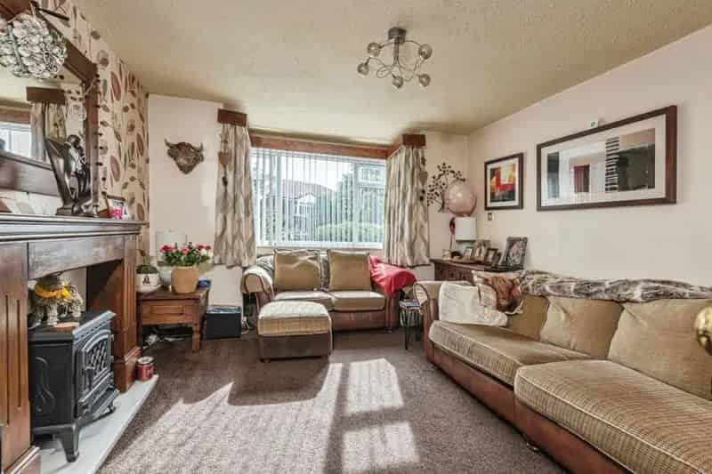 4 Bedroom Semi Detached House with Conservatory and Workshop