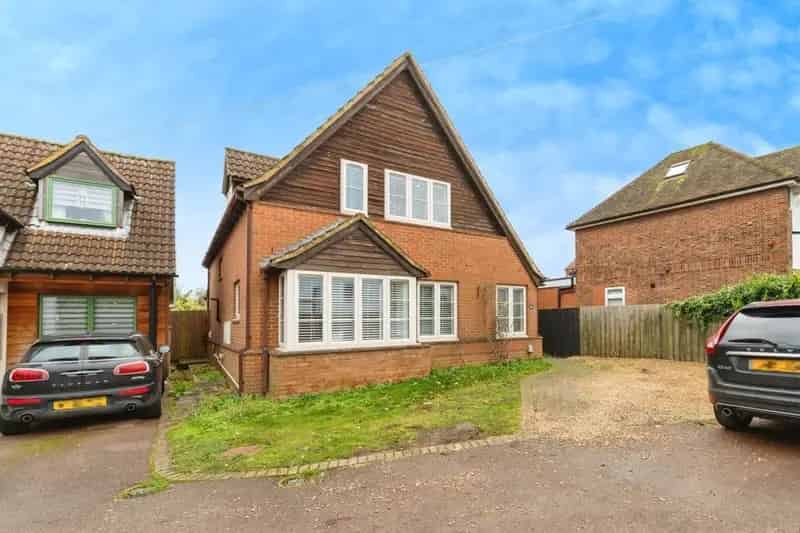 Large Family Home Near High Street and Baldock Station
