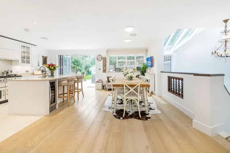 5 Bedroom Detached House with Modern Aesthetic and Large Garden