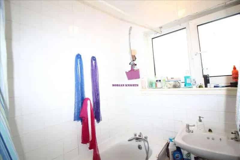 3 Bed Flat for Sale in Poplar near Canary Wharf
