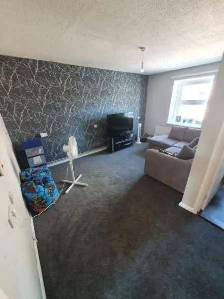 1 Bedroom Flat Near Town Centre with Wet Room and Parking