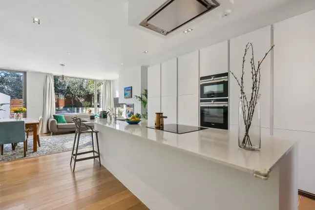 Stunning 4-Bed House in Teddington Award-Winning Development