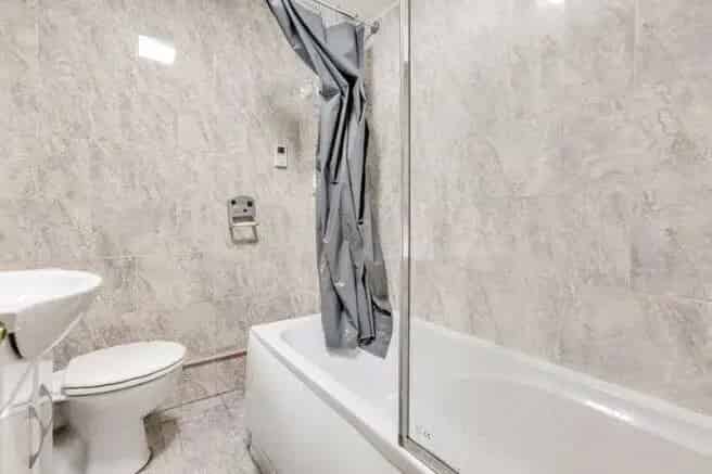 Caterham Town Centre Apartment Two Double Bedrooms Allocated Parking