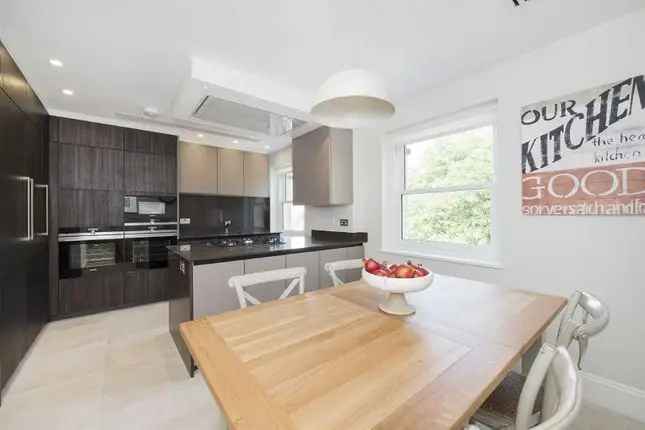 Flat to rent in Arkwright Road, Hampstead NW3