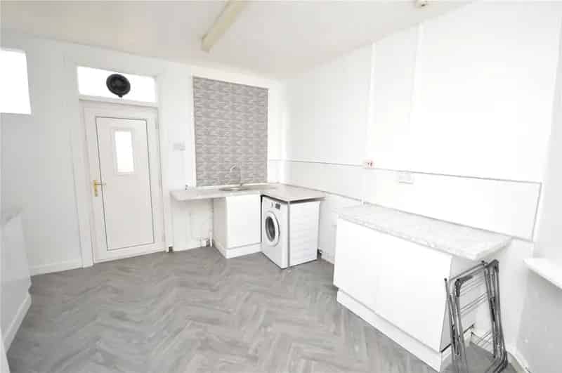 3 Bedroom Terrace House Near M62 M1 Motorways