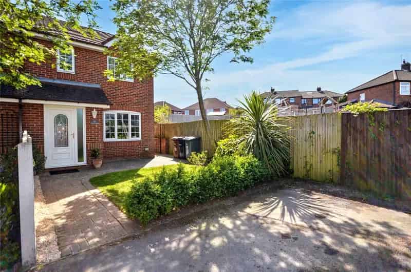 3 Bedroom Semi Detached House Near Motorways and Schools