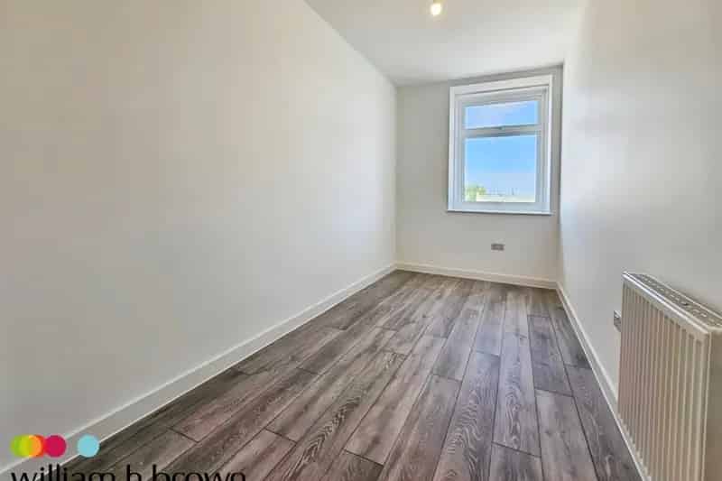 Two Bedroom Flat High Street Modern Refurbished Zero Deposit Available