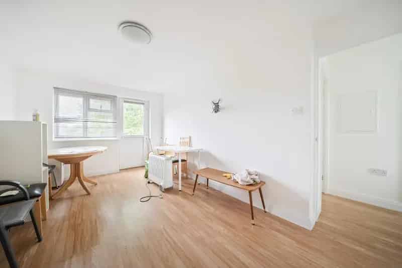 One Double Bedroom Apartment near Northfields Station
