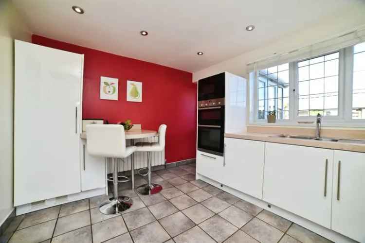 Charming 3-bed Detached House with Garden and Garage