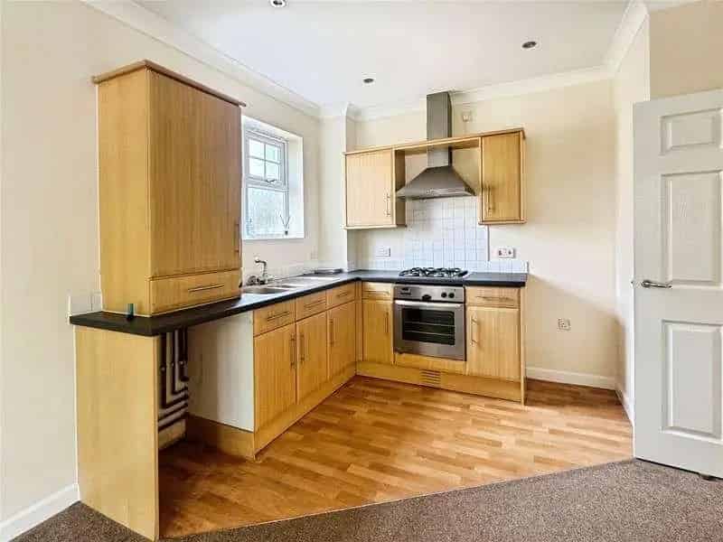 2 bed flat for sale