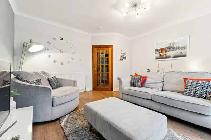 3 Bedroom Upper Cottage Flat Near Knightswood