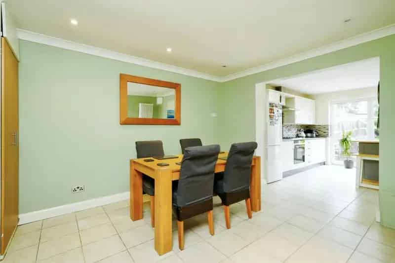 4 Bed Extended Family Home with Modern Kitchen and Garden