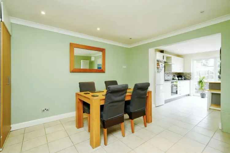 4 Bed Extended Family Home with Modern Kitchen and Garden