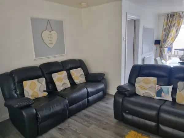 2 Bed House Private Garden Garage Family Home