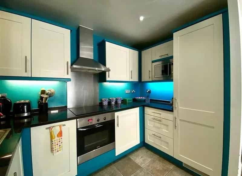 Modern Apartment with Parking, Gym, and Gardens - Chain Free