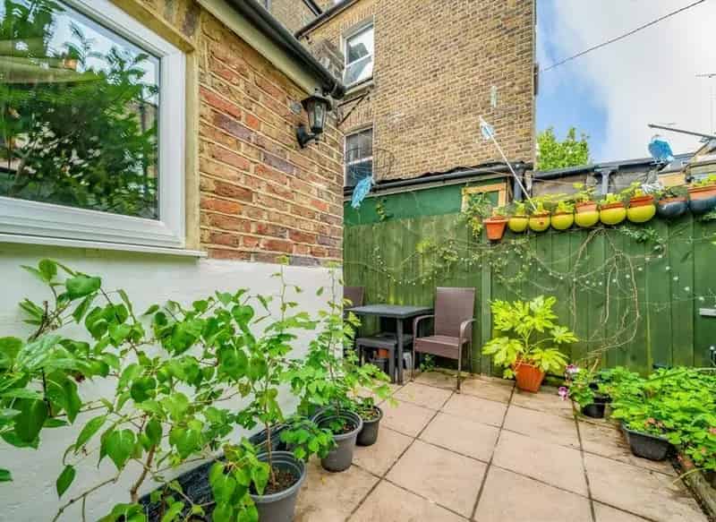 One Bedroom Apartment with Private Garden Near Hammersmith