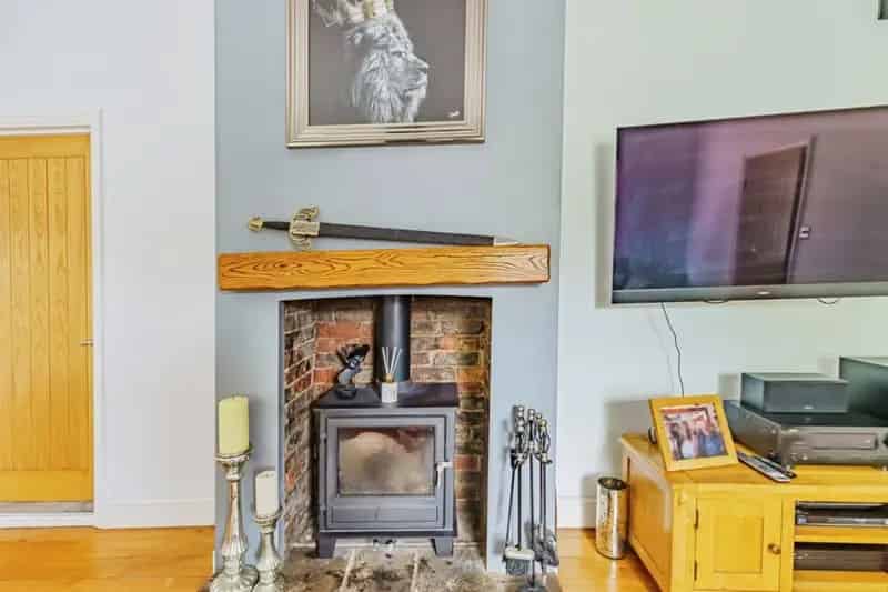 Spacious 2-Bed Bungalow with Large Garden and Driveway