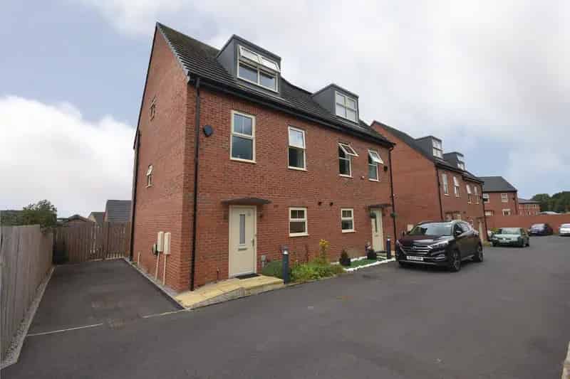 3 Floor Semi Detached Home With 4 Bedrooms and Garden