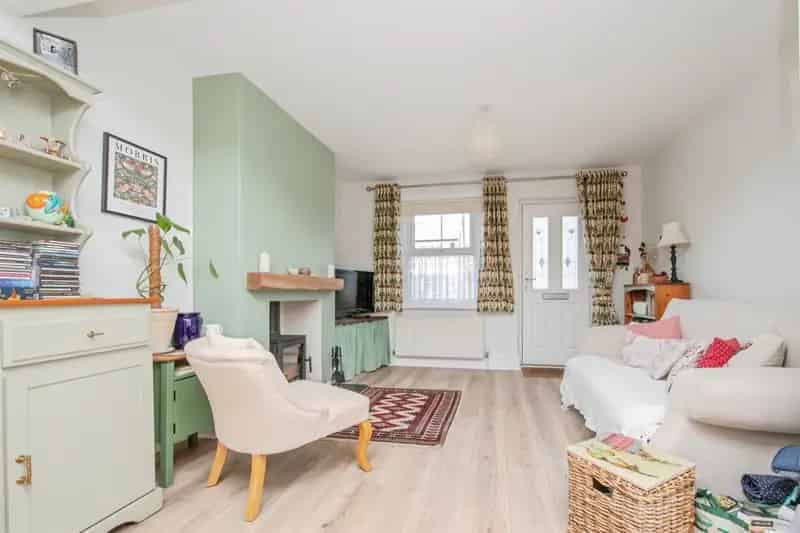Semi Detached House with Garage and Garden
