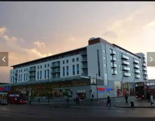Modern Flat Near Tesco with Great Transport Links and Leisure Centre