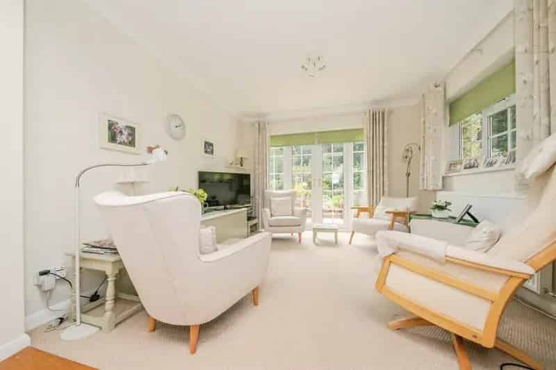5 Bed Detached House With Large Garden and Double Garage