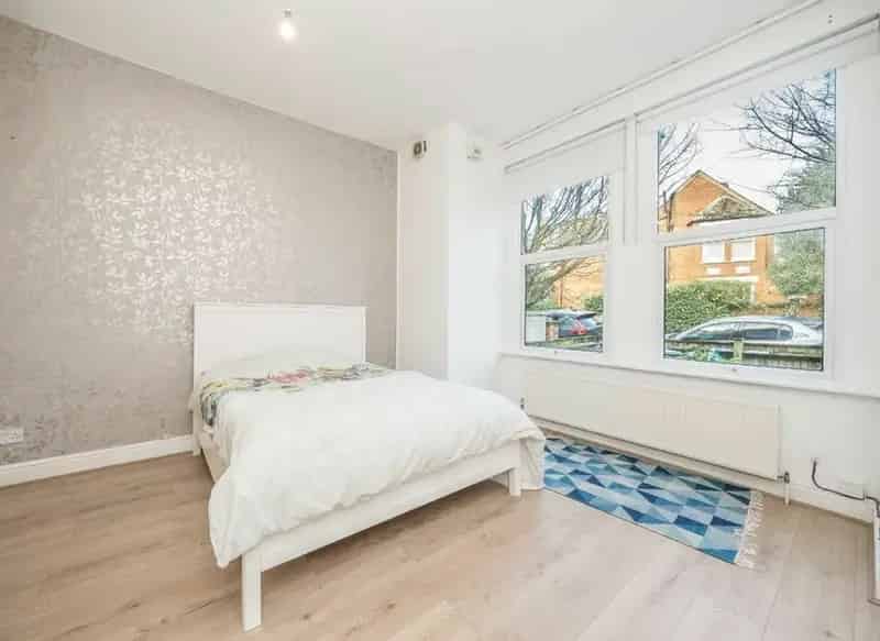 Edwardian 2-Bedroom Flat near Richmond Station