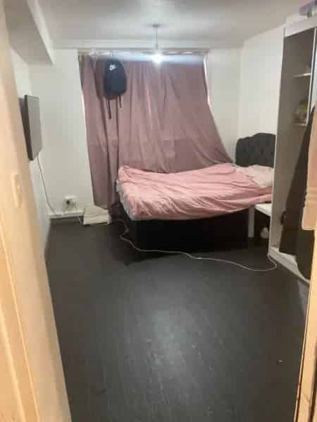 2 Bedroom Flat Near City Centre Spacious Rooms and Elevators