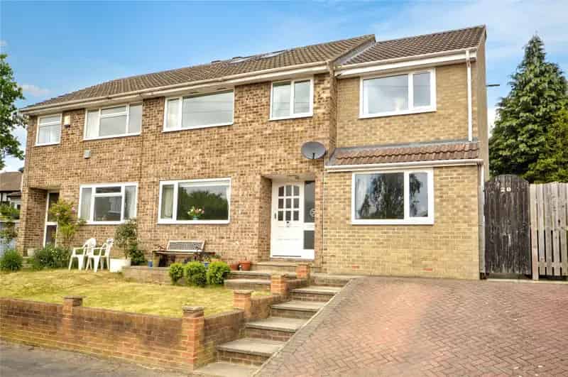 Four Bedroom Semi Detached House with Garden and Parking
