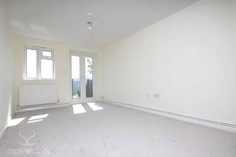 2 Bedroom Flat House to Rent - Pets Considered