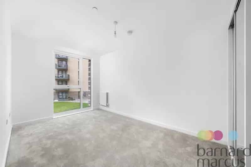 Three-Bedroom Duplex Hendon Waterside