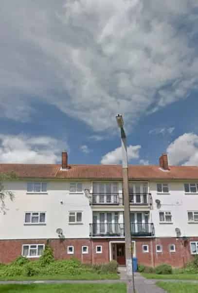 Large 2 Bed Flat Potential 3 Bed Conversion Near Shops Schools