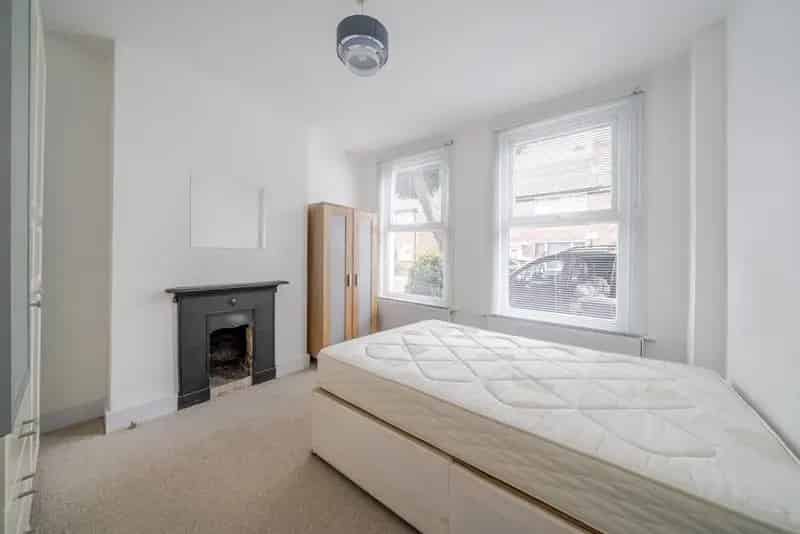Two-Bedroom Victorian Flat with Private Garden Near Nine Elms