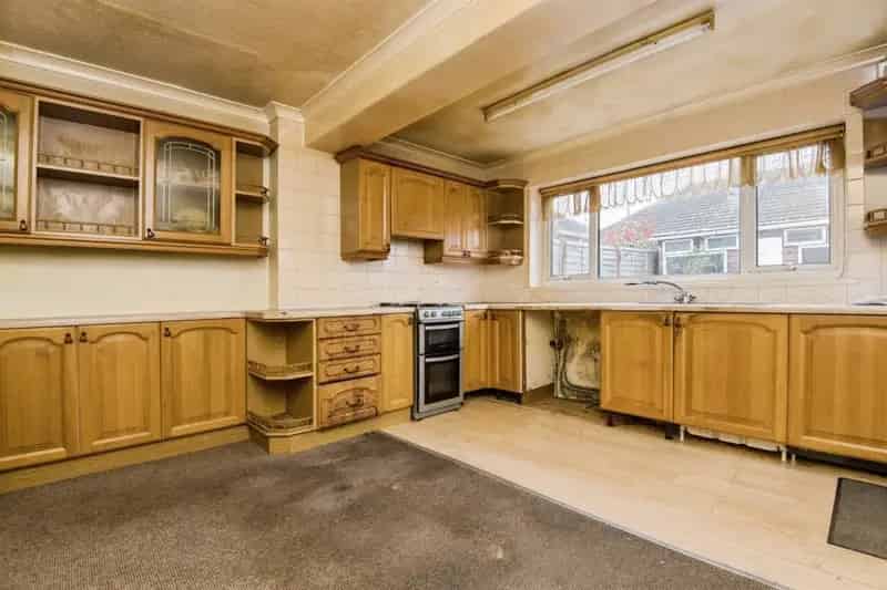 3-Bed End-Terraced House with Garage - Great Potential