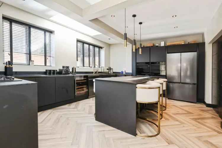 Stunning 4-Bed House in Longbridge Modern Family Home